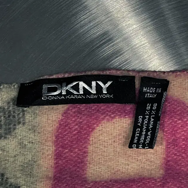 DKNY 멀티컬러 로고 레터링 울 머플러 목도리