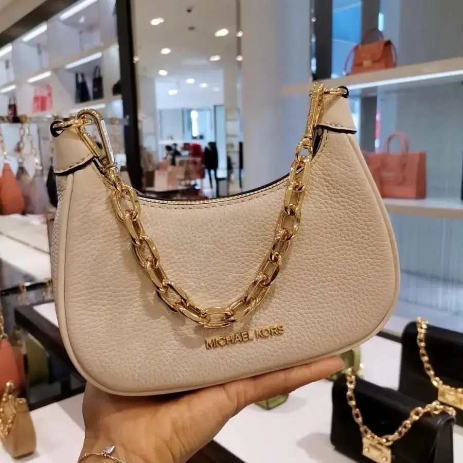 Michael kors 2023RHEA ZIP 코라 라지 레더. 호보백