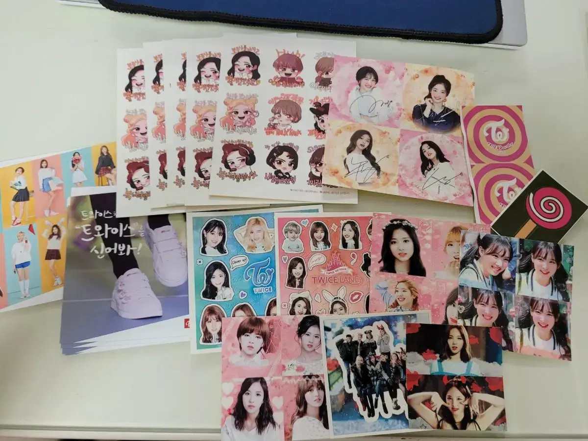 Twice stickers (service)