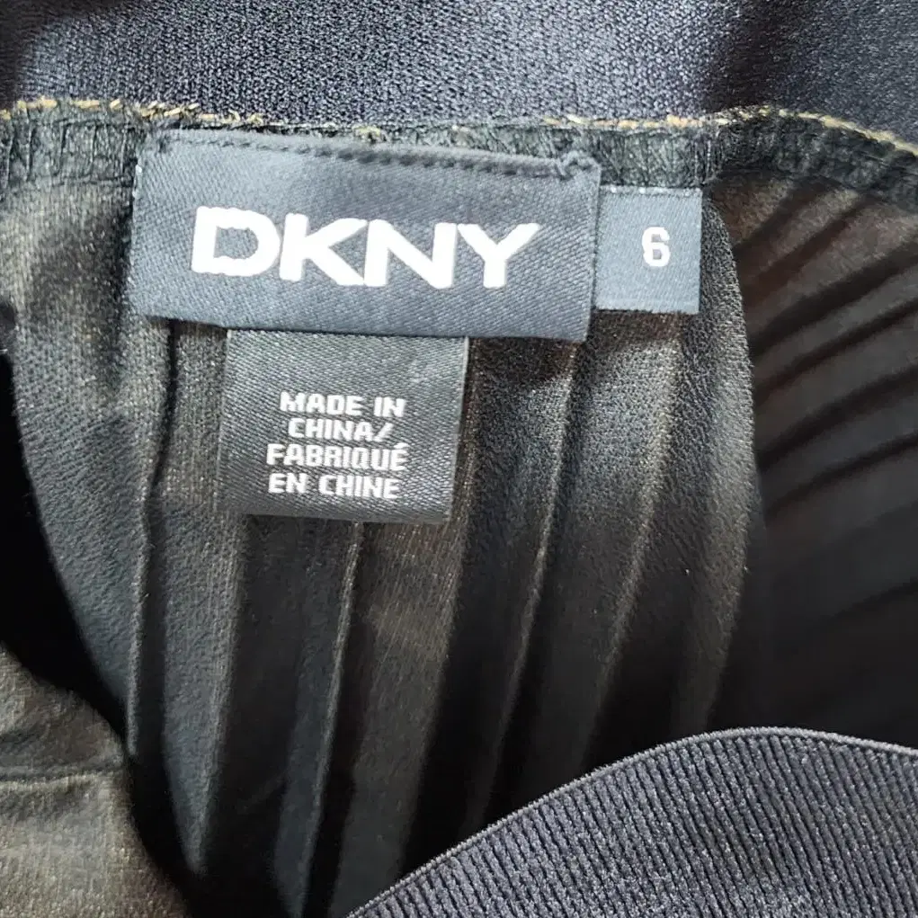 DKNY 메탈 주름 스커트