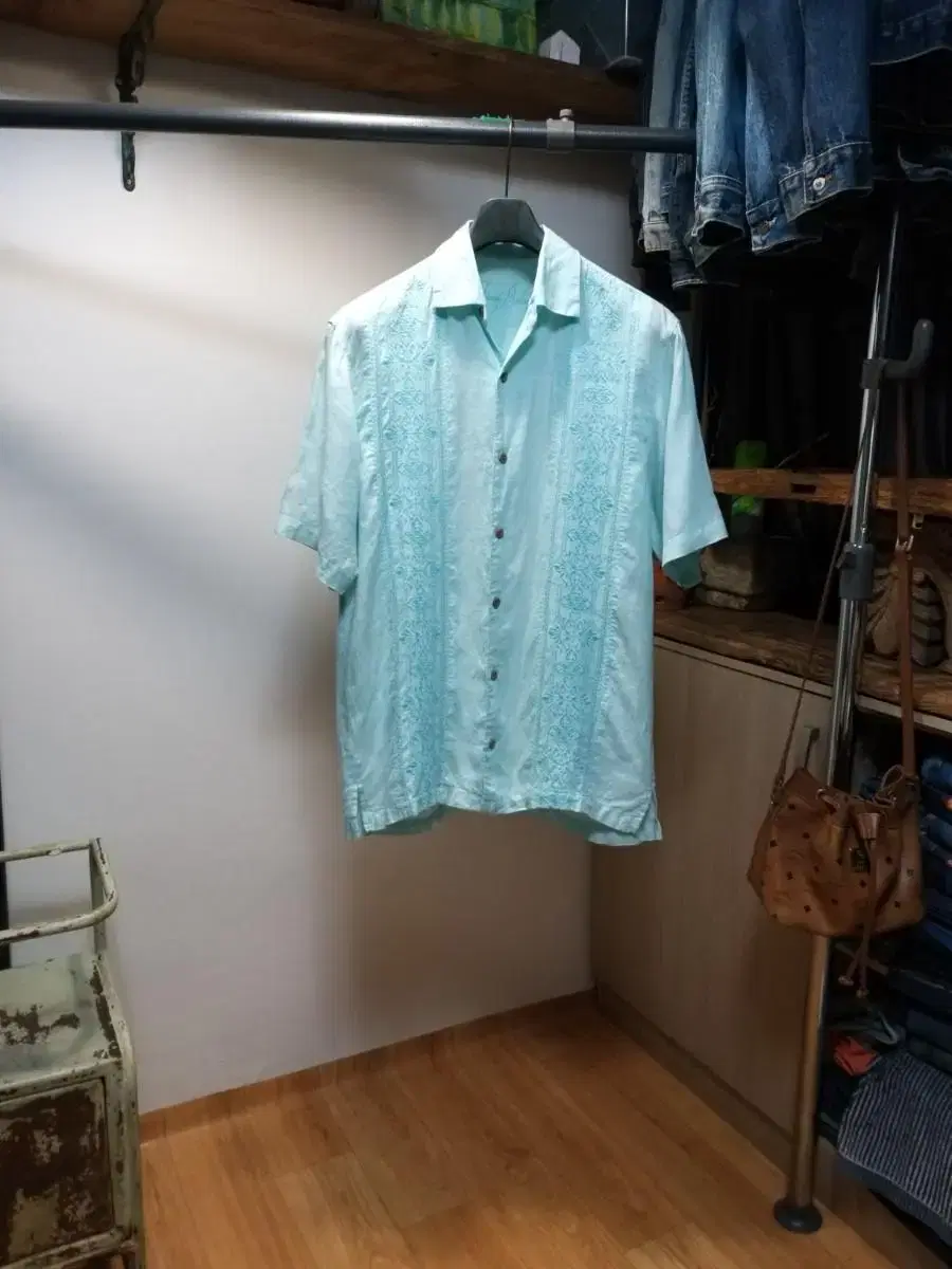 Cuba Guayabera Embroidered Linen Shirt . L