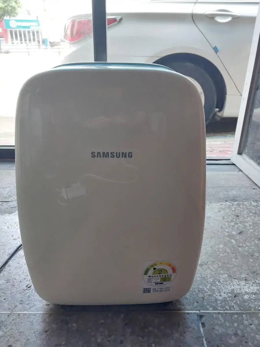 Samsung Dehumidifier 5. 5 liters Condensation Prevention Good Water Absorption Good Drying