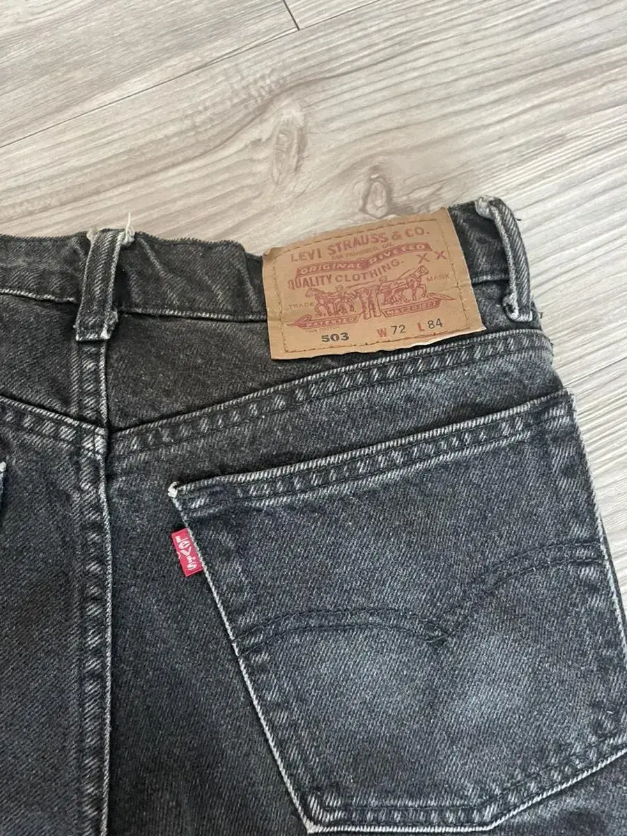 (27) Levi's 503 black jin sells