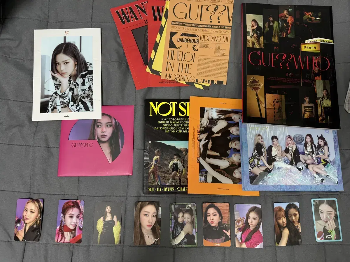 Sells itzy photo cards, albums, and merchandise.