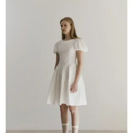 Lea르에 EYELET PUFF DRESS / WHITE