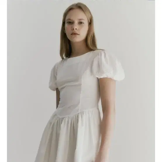 Lea르에 EYELET PUFF DRESS / WHITE