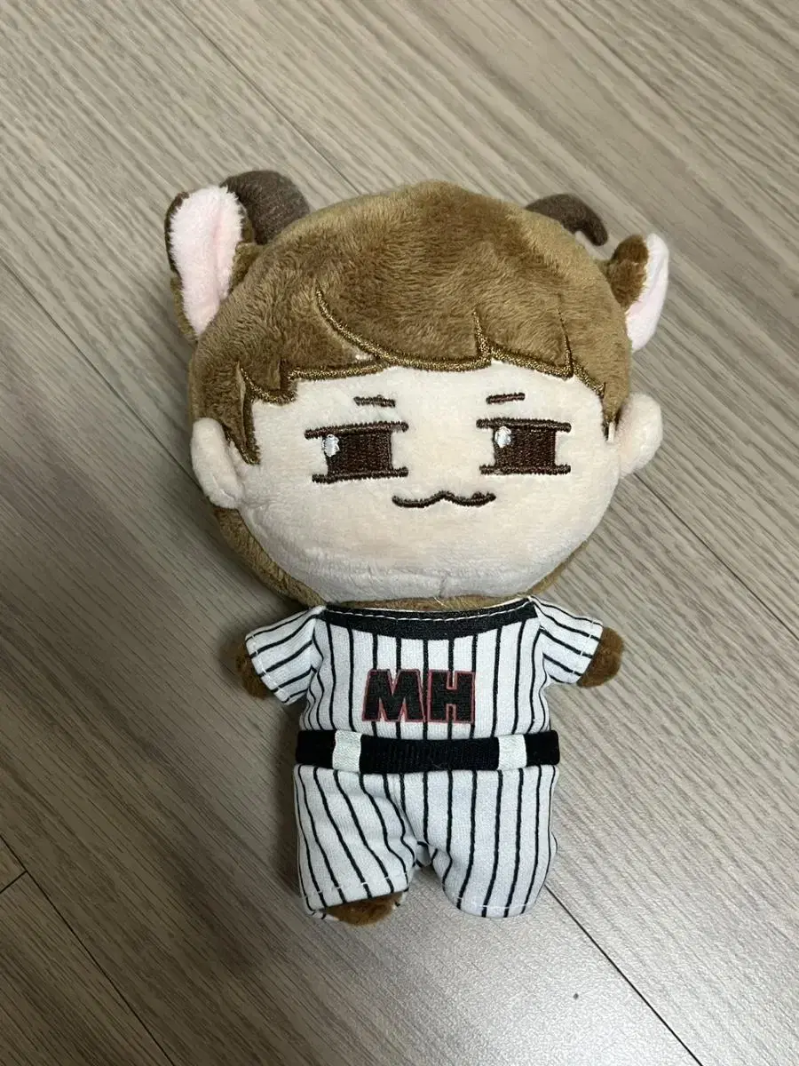 Shinee minho doll Minimalist Minimizing Sells