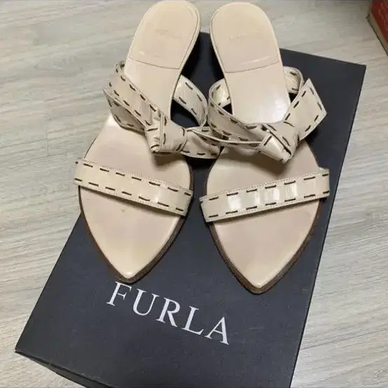 FURLA 훌라 가죽 리본 슬리퍼 샌들