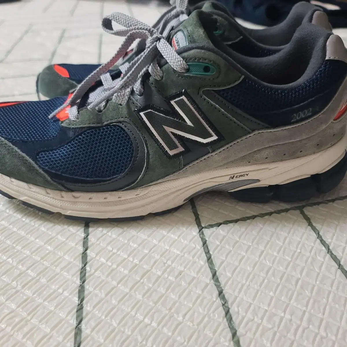 New Balance 2002R 04