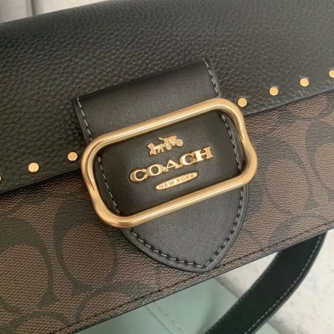 COACH/CE563숄더백 시그니처 컬러블럭리벳 모건.