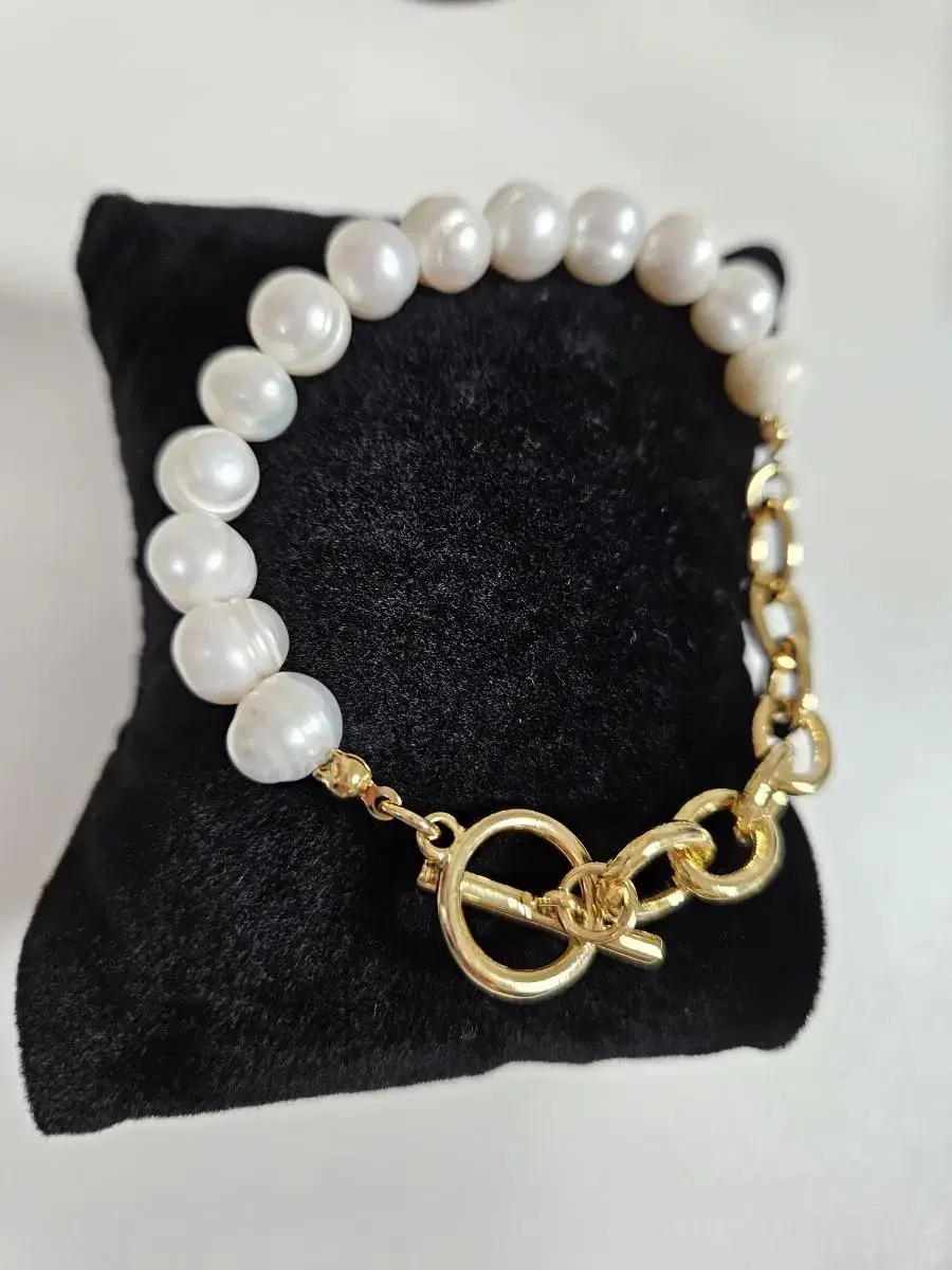 I sell natural freshwater pearl unbalance bracelets.