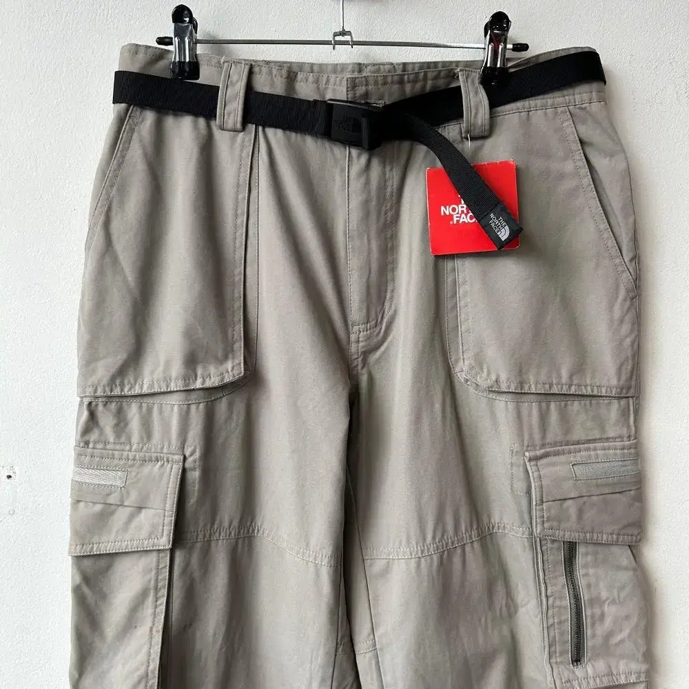 9253 - The North Face Gray Cargo Pants