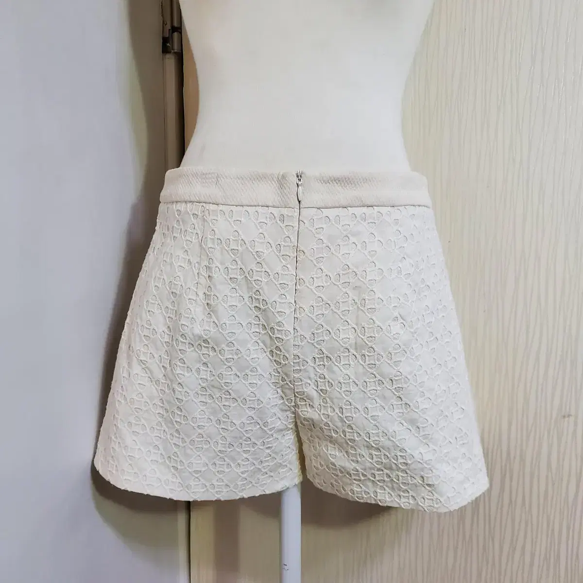 Claudie pierlot 화이트 펀칭 쇼츠