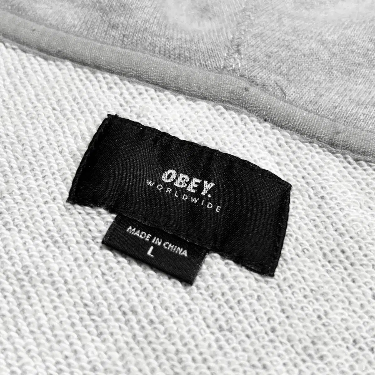 [ L ] Obey 오베이 그레이 레터링 후드티