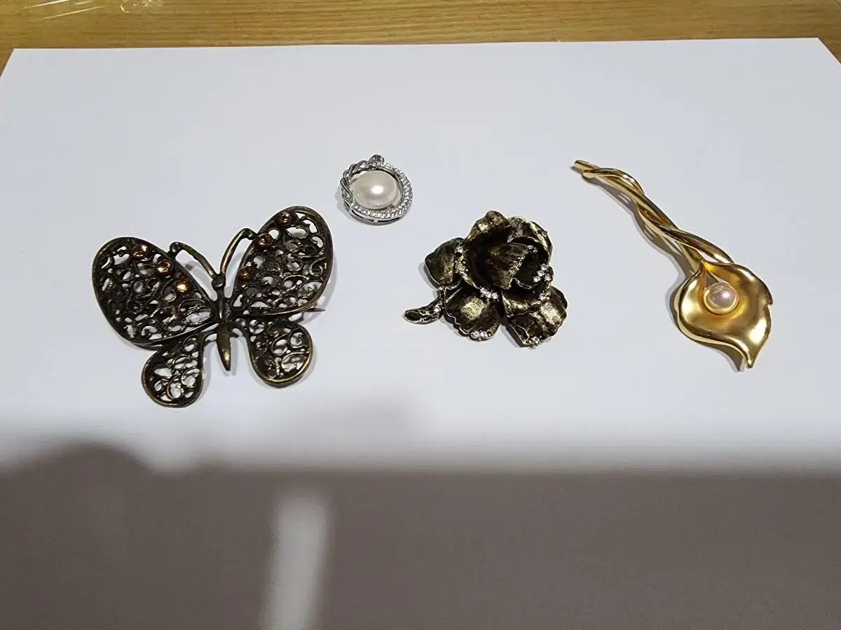 (Sale) Take all the brooches.