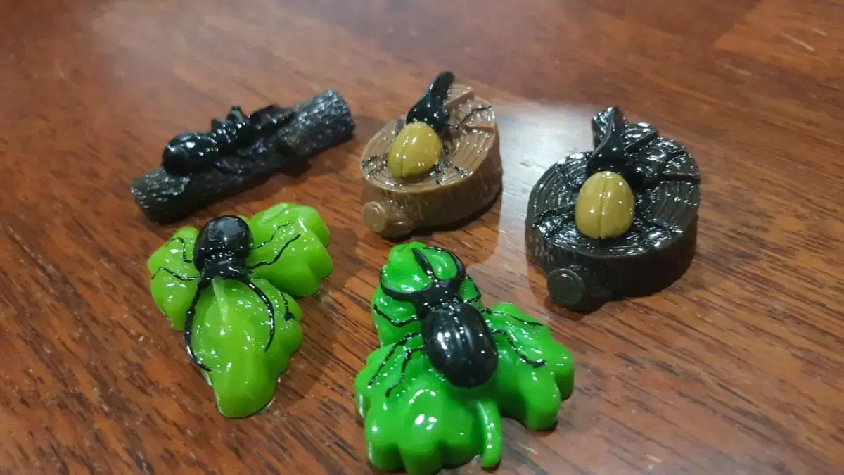 Five species of scarab figurines