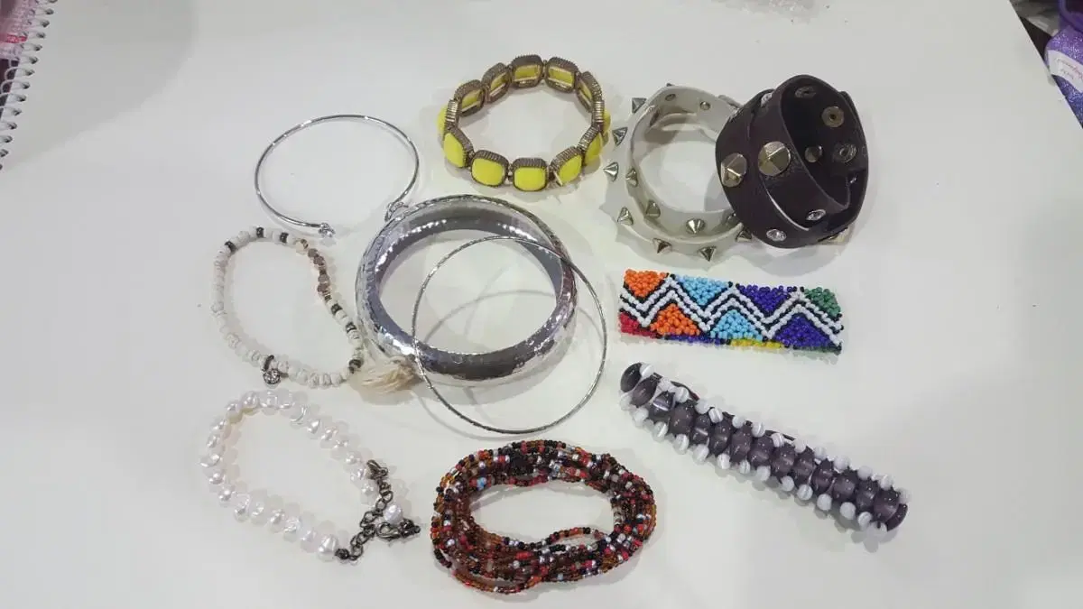 11 types of bracelets, 11 types of beads, pearls, leather, cubic zirconia, etc. in bulk