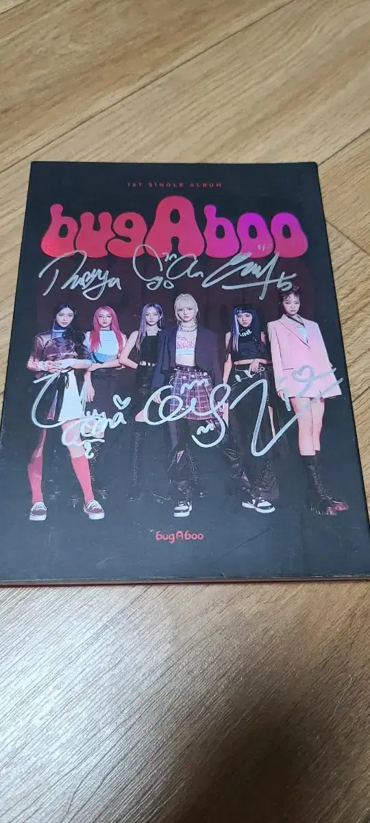 Autographed by Burgaboo sign album sells for 2500 won