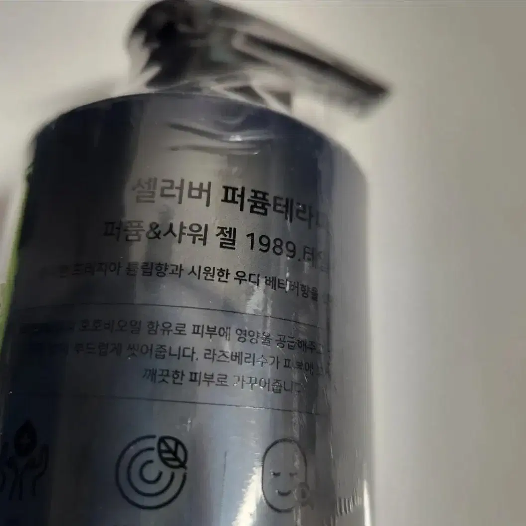 셀러버 퍼퓸테라피 샤워 젤 1989.테일러(500ml) 팝니다.