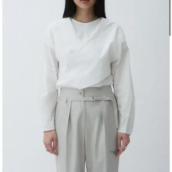 osthe 오스더 DRAPED BLOUSE (WHITE)