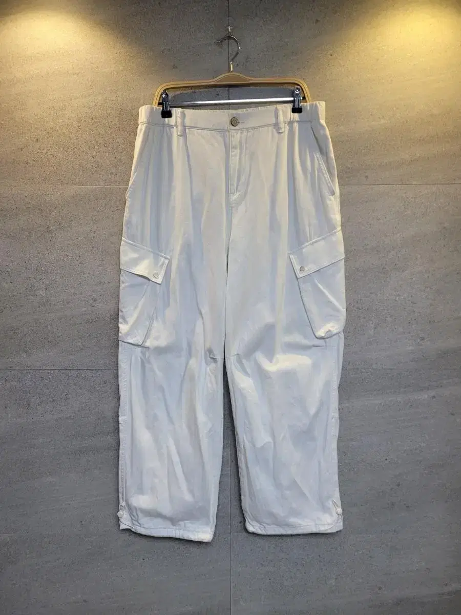 Luxury!White wide-leg, cargo pants!Line points!