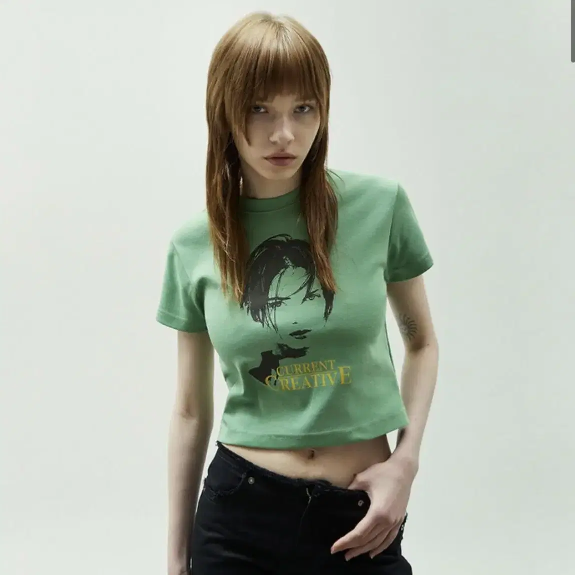 커렌트 90s printed crop tee (olive green)