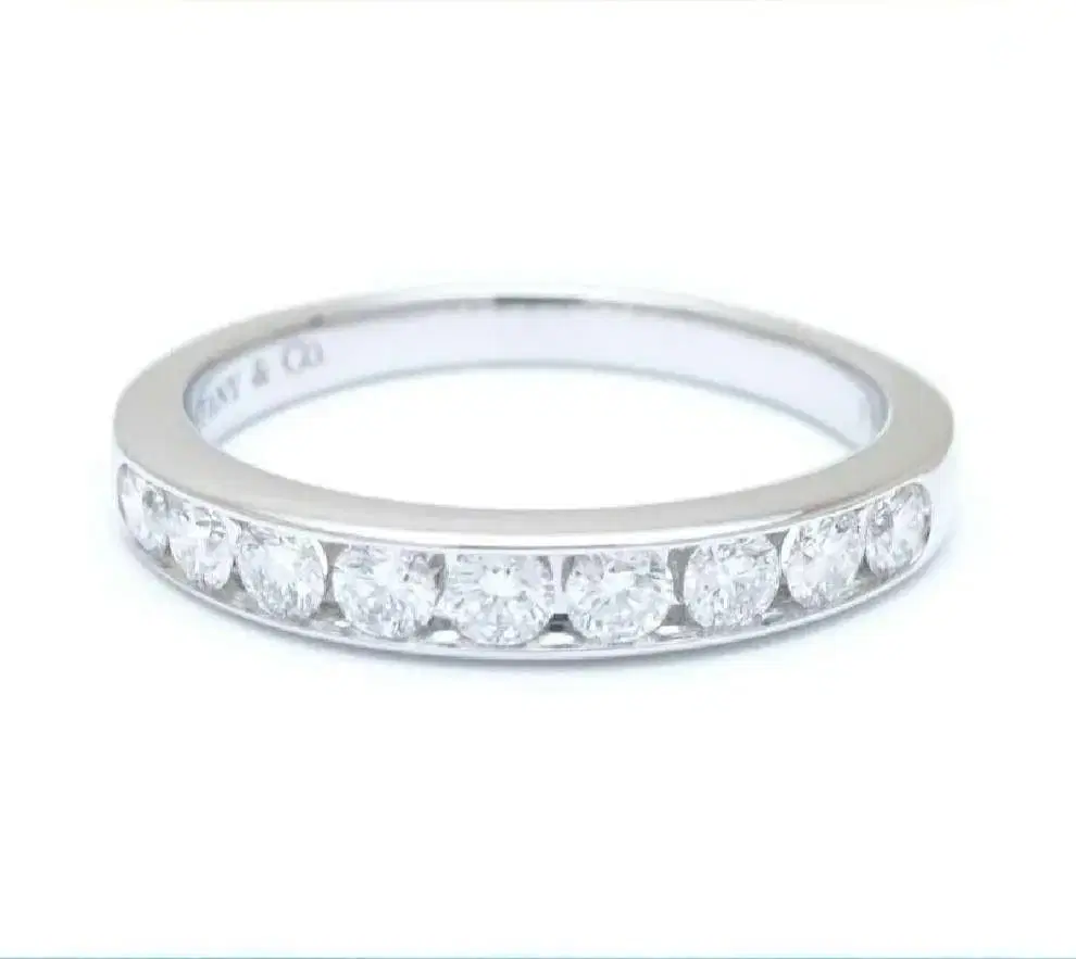 6.9 million) Tiffany 9 p dia platinum ring. Guard ring/3 mm