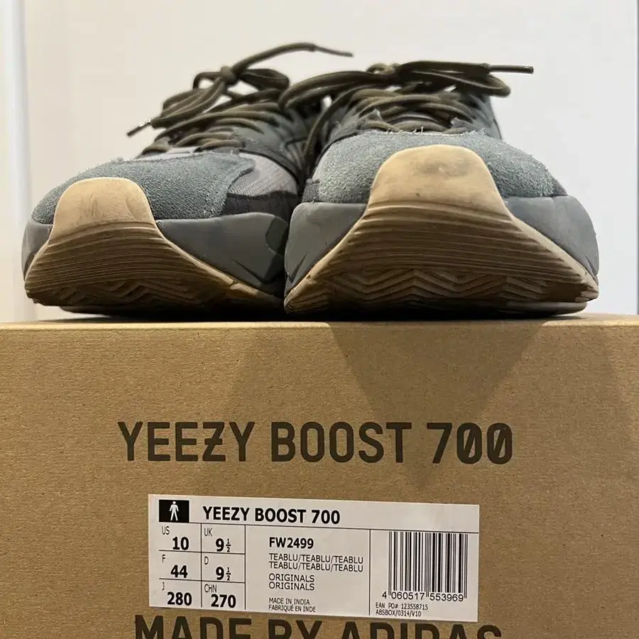 yeezy boost 700 fw2499