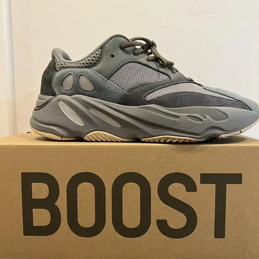 yeezy boost 700 fw2499