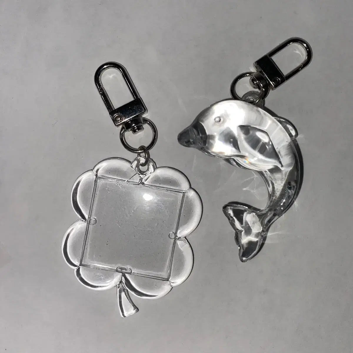 Clear four-leaf clover & dolphin keyring