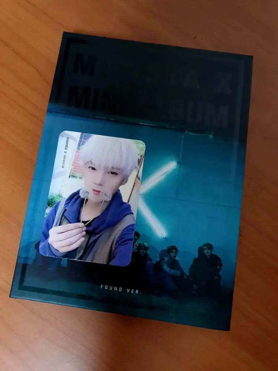 Monsta X Walk album minhyuk photocard mins