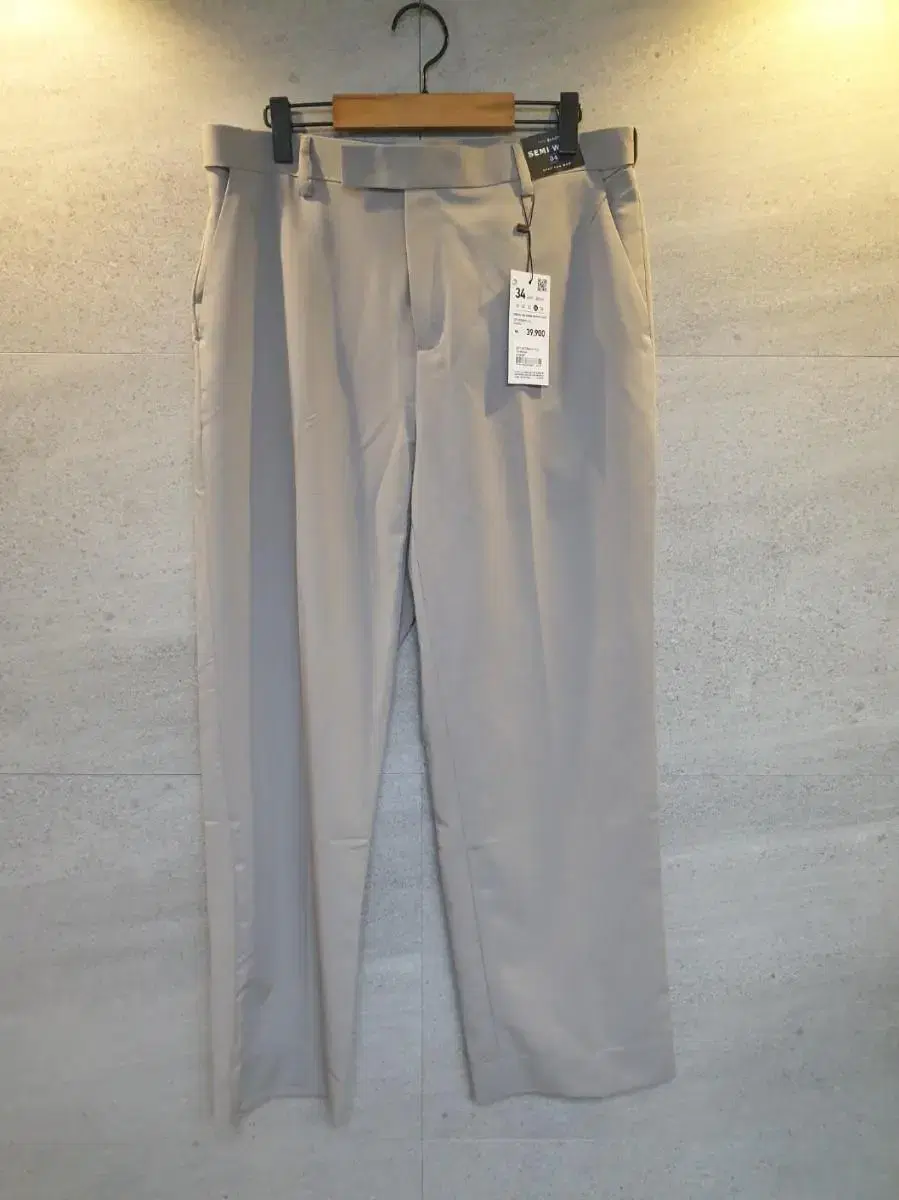 Subtle luxury beige color! ss semi wide leg pants!