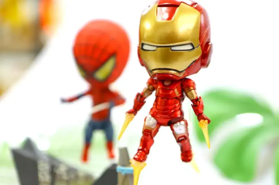 Sells Iron Man Big Head Figure.