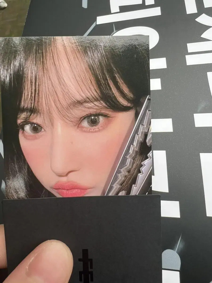 Le sserafim concert sakura photocard sells