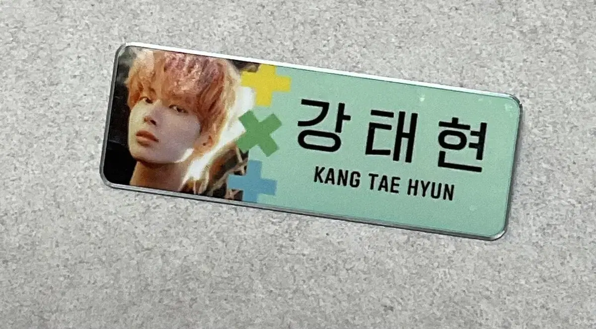 txt taehyun photo badge