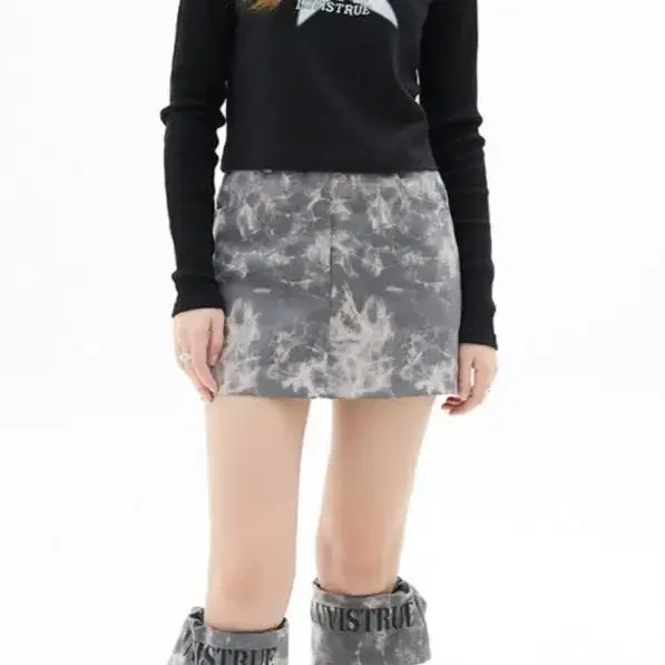 러브이즈트루 VL WARMER HALF SKIRT(CHARCOAL)