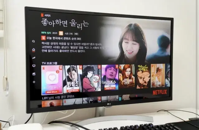 LG 32인치 모니터 겸 TV(스피커 내장형)