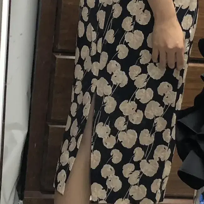 DVF Silk skirt back slit 다이앤본퍼스텐버스 실크 미디