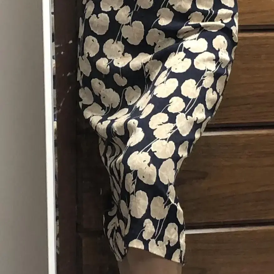 DVF Silk skirt back slit 다이앤본퍼스텐버스 실크 미디