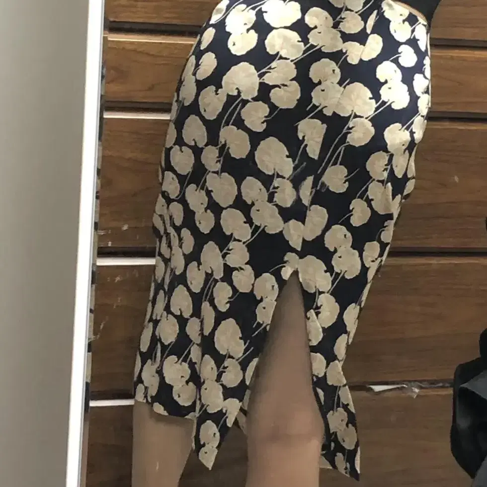 DVF Silk skirt back slit 다이앤본퍼스텐버스 실크 미디