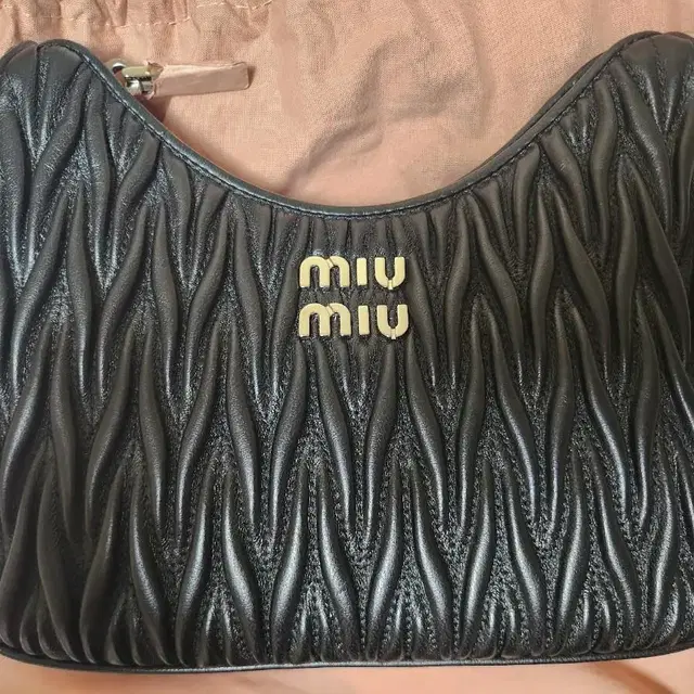 새상품]miumiu 마테라쎄 나파 가죽 숄더 백