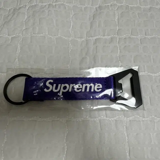 21FW SUPREME BOTTLE OPENER KEYCHAIN