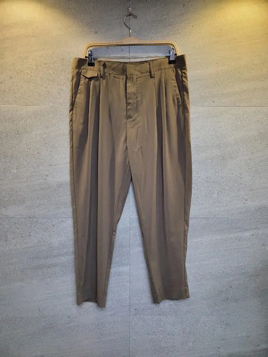 SS cool temps! Luxury beige!  Tapered pants! Not worn!