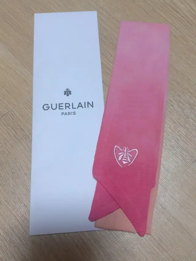 겔랑 guerlain 스카프 (새제품)