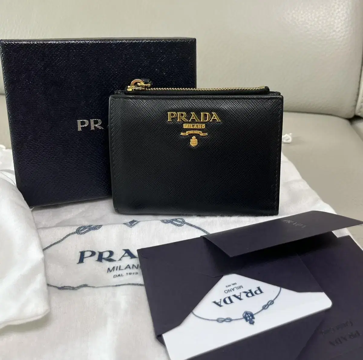 프라다PRADA 사피아노 메탈로고 반지갑 블랙