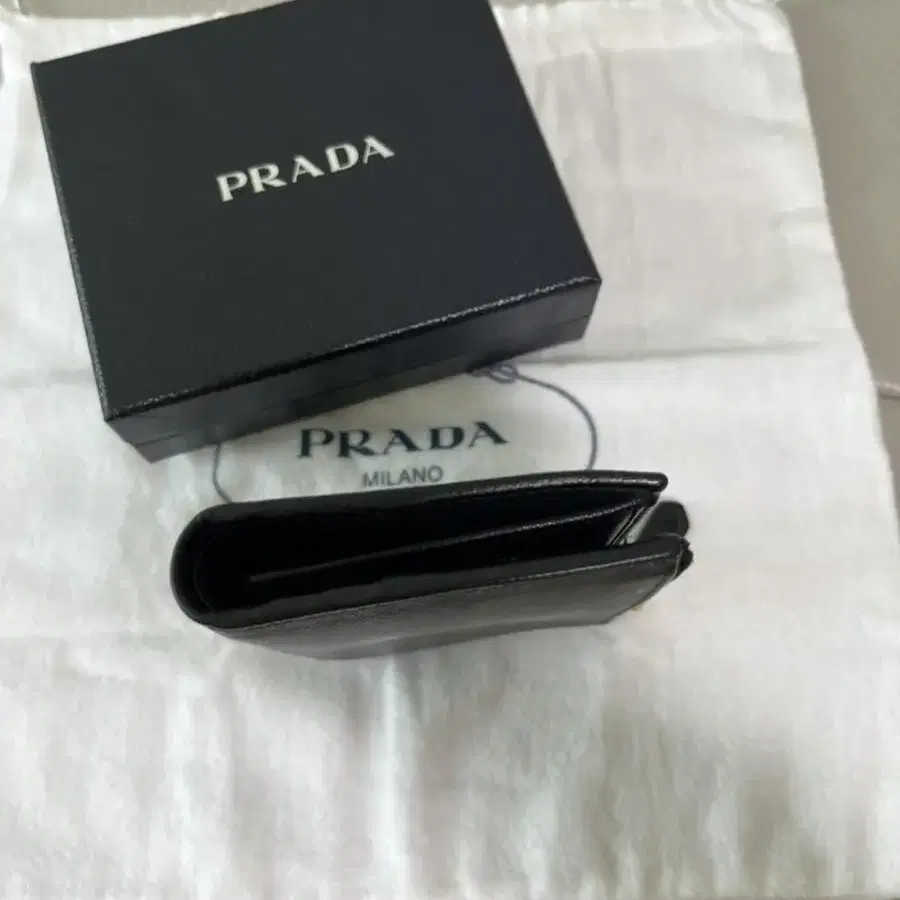 프라다PRADA 사피아노 메탈로고 반지갑 블랙