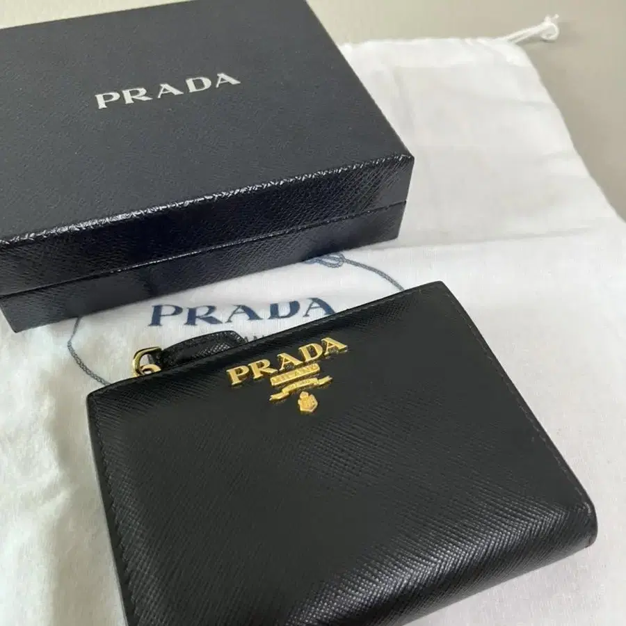 프라다PRADA 사피아노 메탈로고 반지갑 블랙