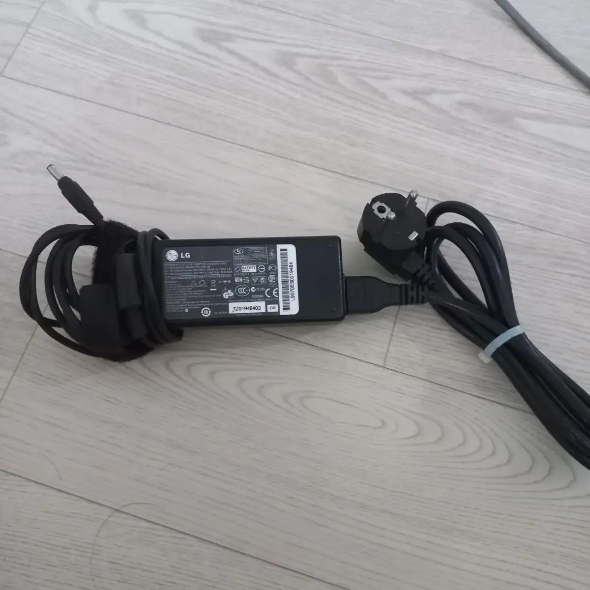 19v adapter laptop adapter (almost new) 8,000 won.