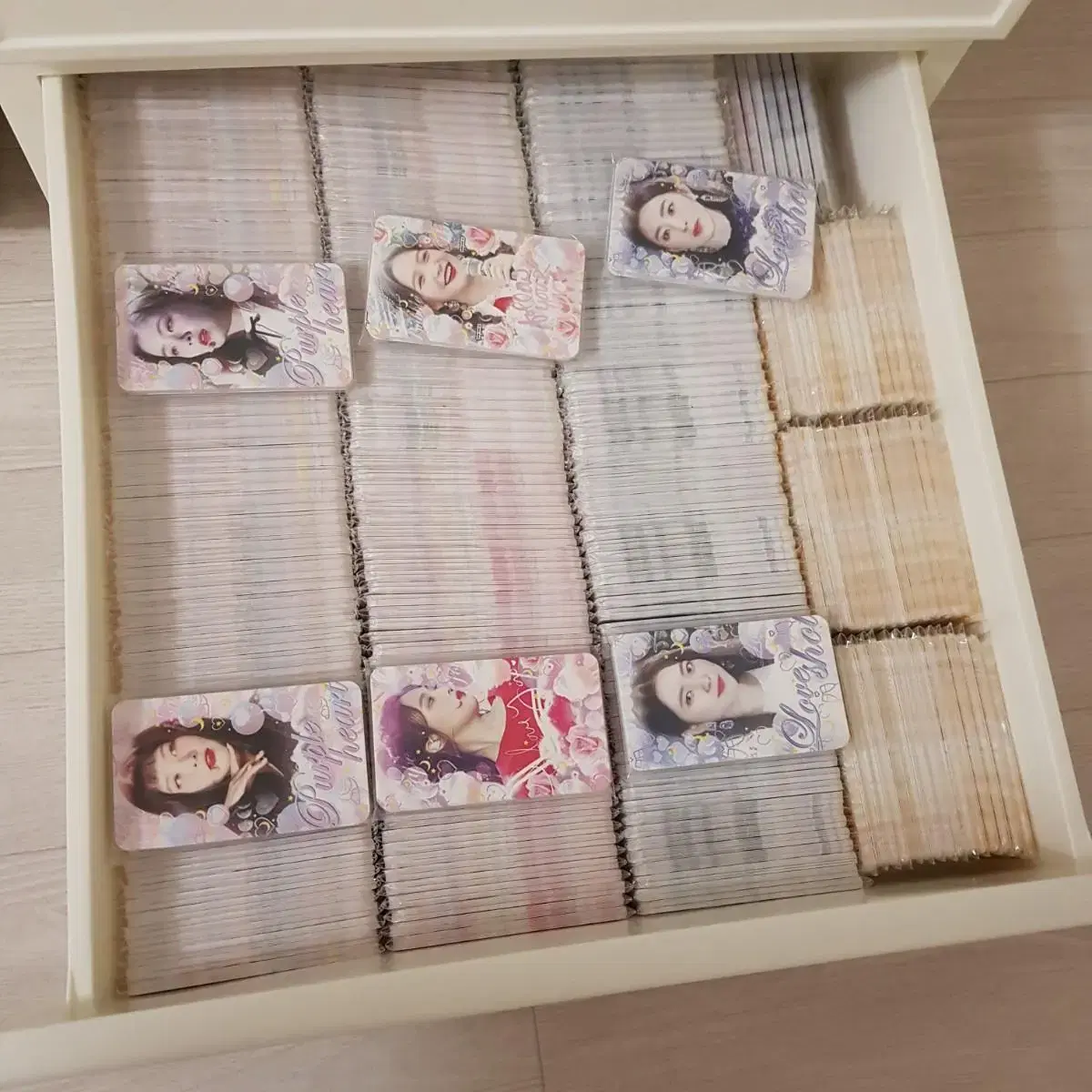 Selling red velvet merchandise lanbak (400 sets of photo cards alone?