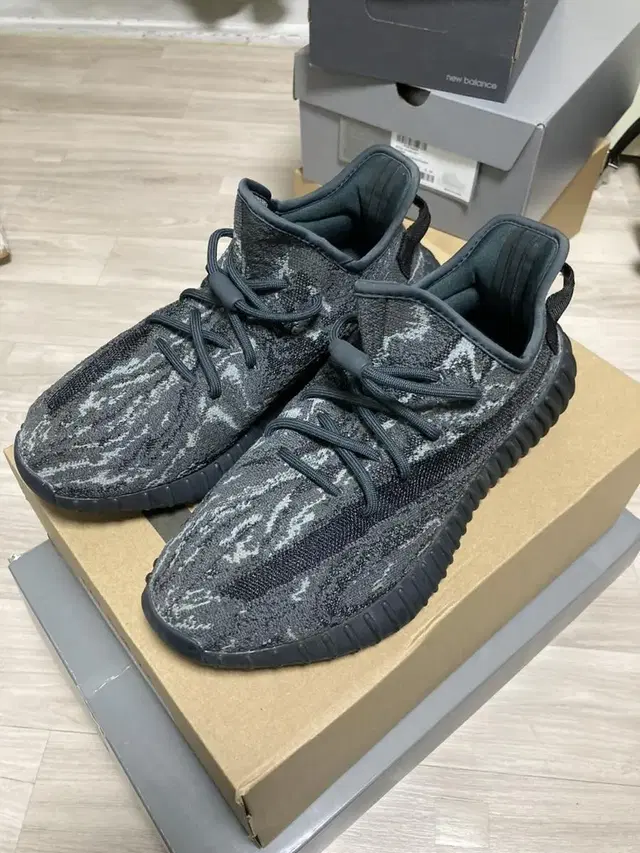 이지부스트 350v2 MX DARKSALT